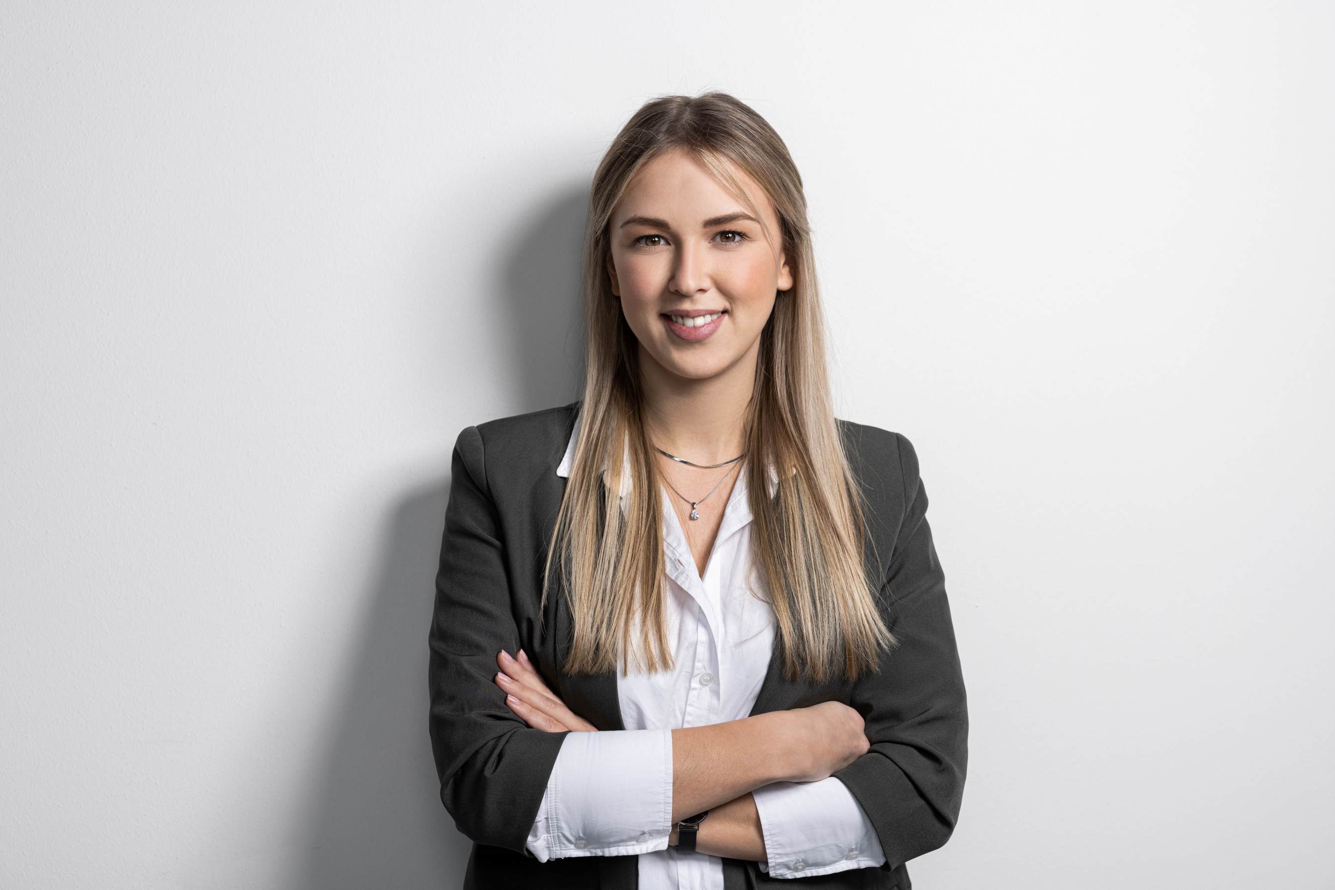 Ms Laura Ostertag
